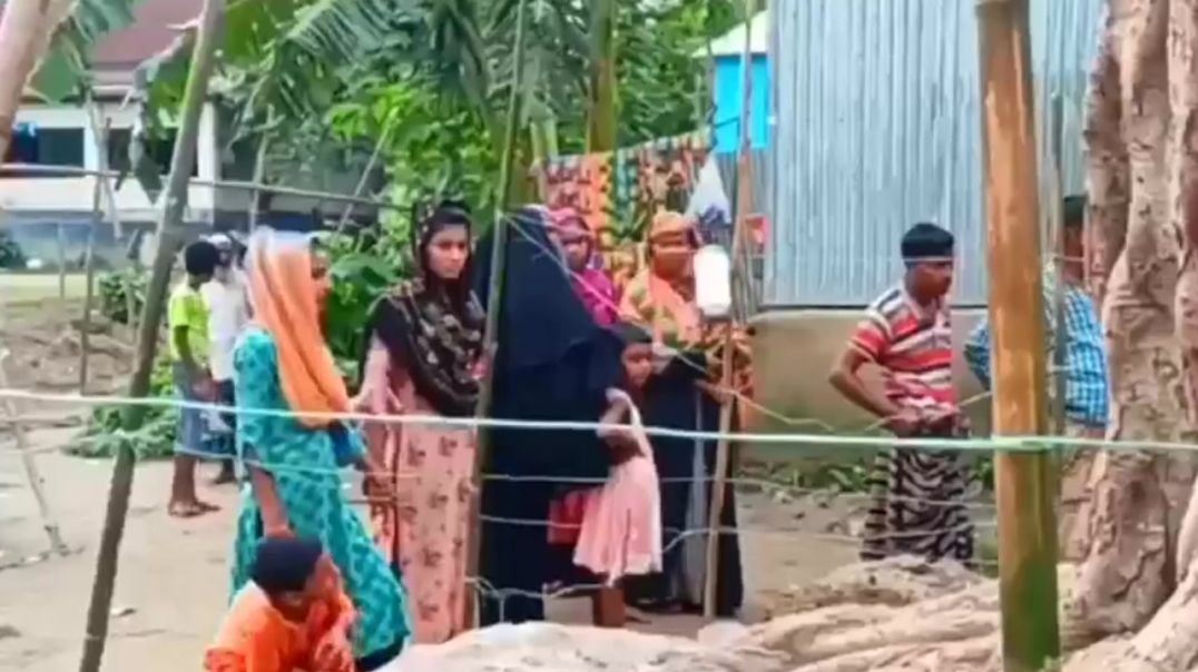 কাজিপুরে ঝড়ে উপড়ে পড়া বটগাছ দাঁড়িয়ে যাওয়ায মানুষের কৌতূহল যেন থামছেই না