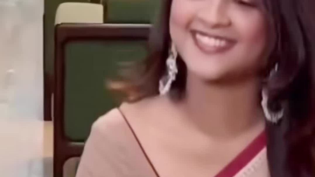 ⁣Bangladeshi hot actress  Sadiya Ayman very sexy hot navel slip in saree