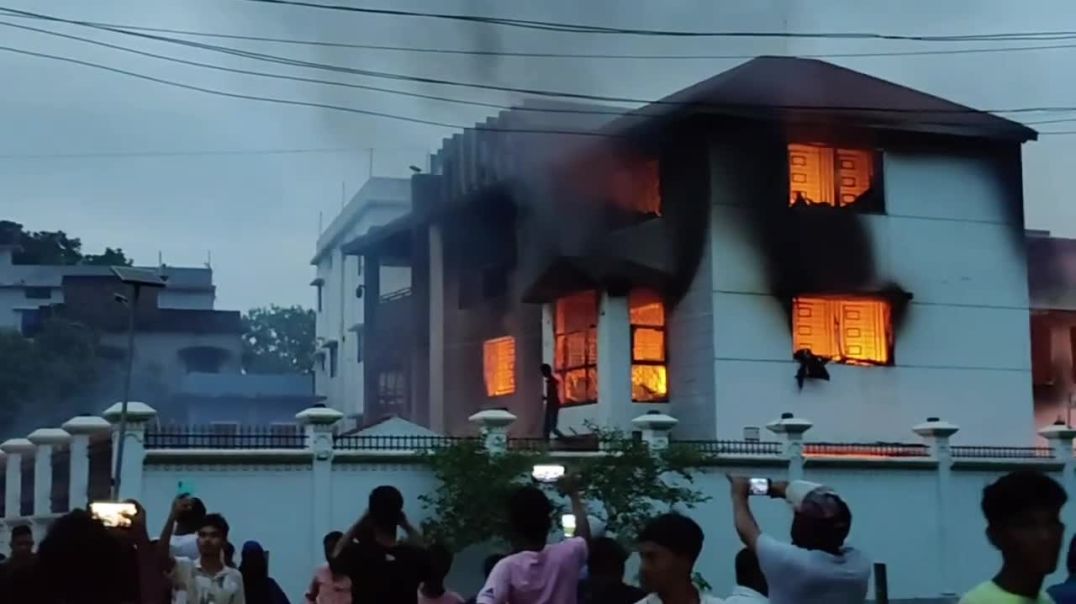 নাটোরের এম পি শিমুল এর বাড়িতে আগুন।