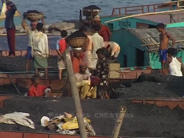 ⁣COAL GHAT OF BHAIRAB AT KISHOREGANJ IN BANGLADESH ভৈরবের ‘কয়লা ঘাট’ (কিশোরগঞ্জ)