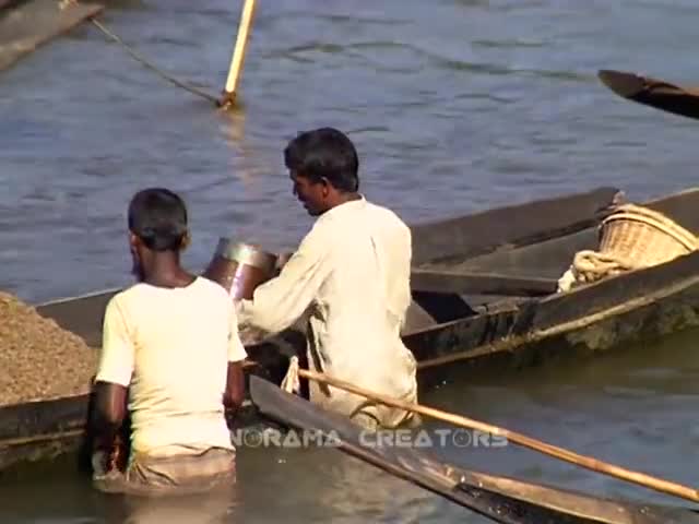 ⁣জাফলংয়ের পিয়াইন নদীতে পাথর তোলা