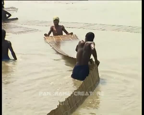 ⁣গান গেয়ে গেয়ে মাছ ধরা Exciting Fishing in Meghna River