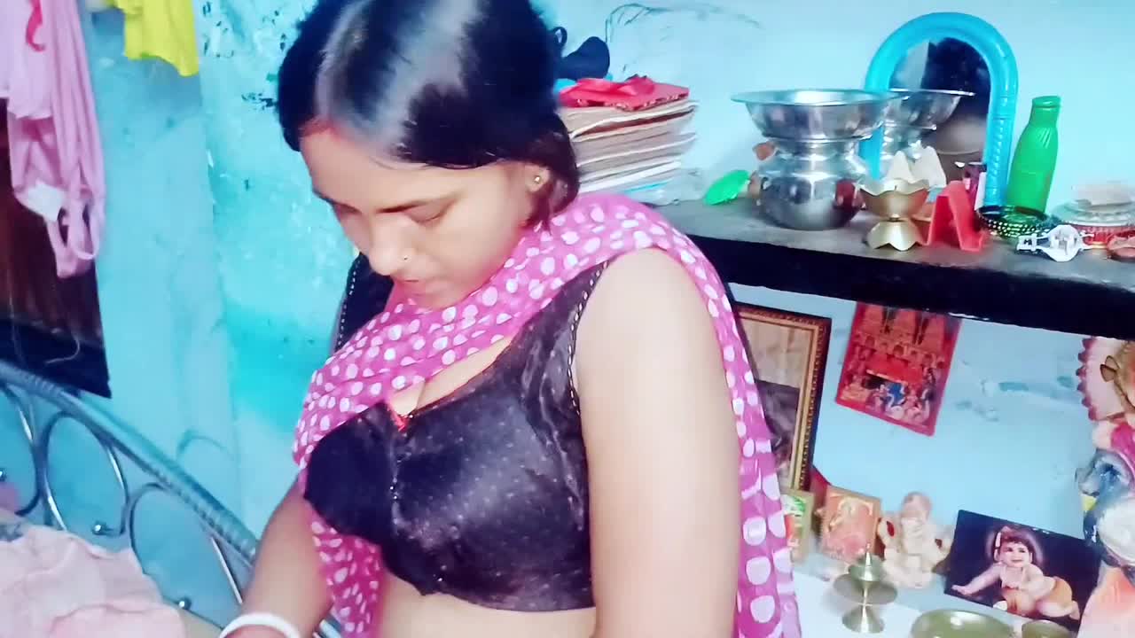 ⁣ঘুরতে যাবো বলে একটু সাজগোজ করে নিলাম।