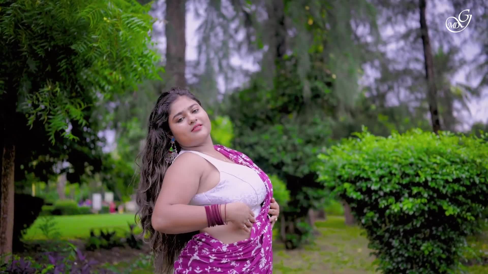 ⁣MEGHA DAS GHOSH IN A COTTON MULMUL SAREE WITH WHITE SLEEVELESS BLOUSE VIDEO   DESI BONG IN OUTDOOR