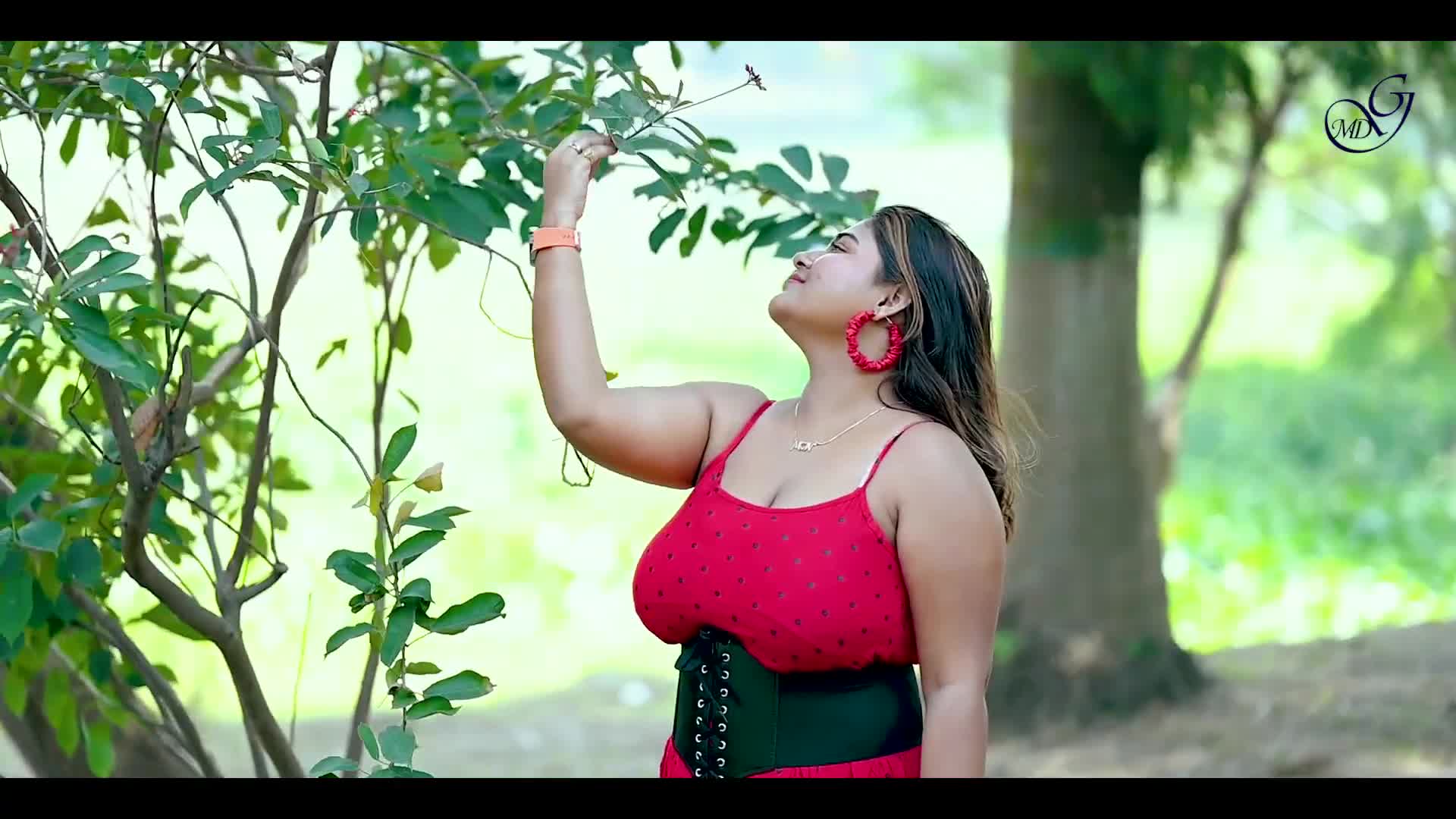 ⁣MEGHA DAS GHOSH   RED DRESS WITH A BLACK CORSET VIDEO   OUTDOOR BONG BEAUTY