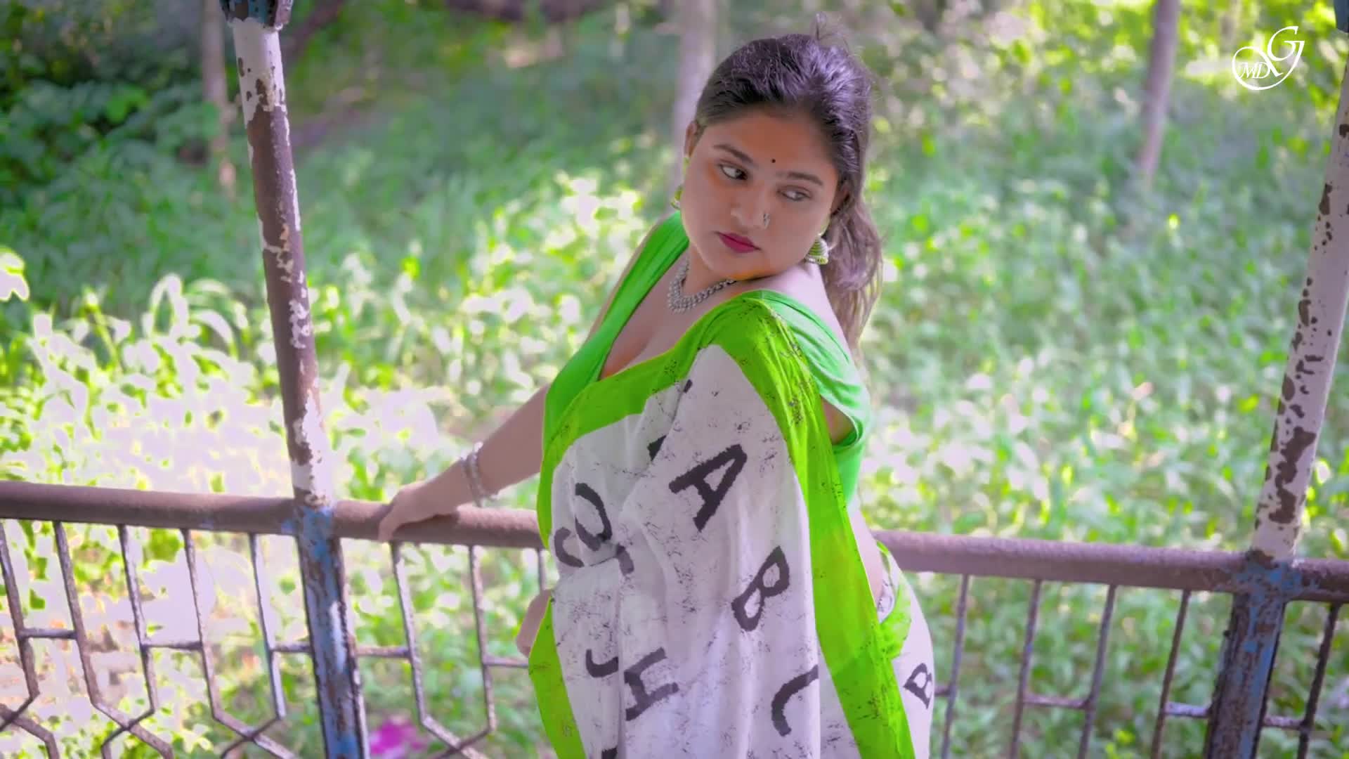 ⁣BONG BEAUTY MEGHA IN A WHITE SAREE WITH A SLEEVELESS BLOUSE VIDEO   DESI FASHION OUTDOOR VLOG