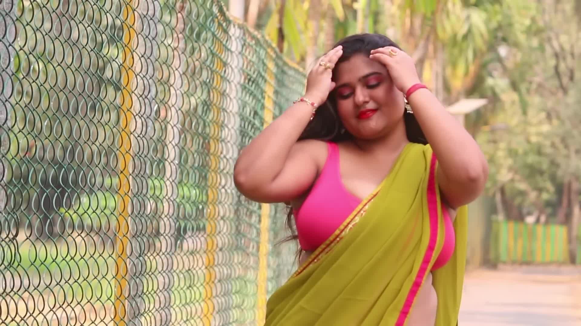 BONG BEAUTY MEGHA DAS GHOSH OUTDOOR SAREE SHOOT    MEGHA DAS GHOSH VIDEO   OUTDOOR SAREE SHOOT