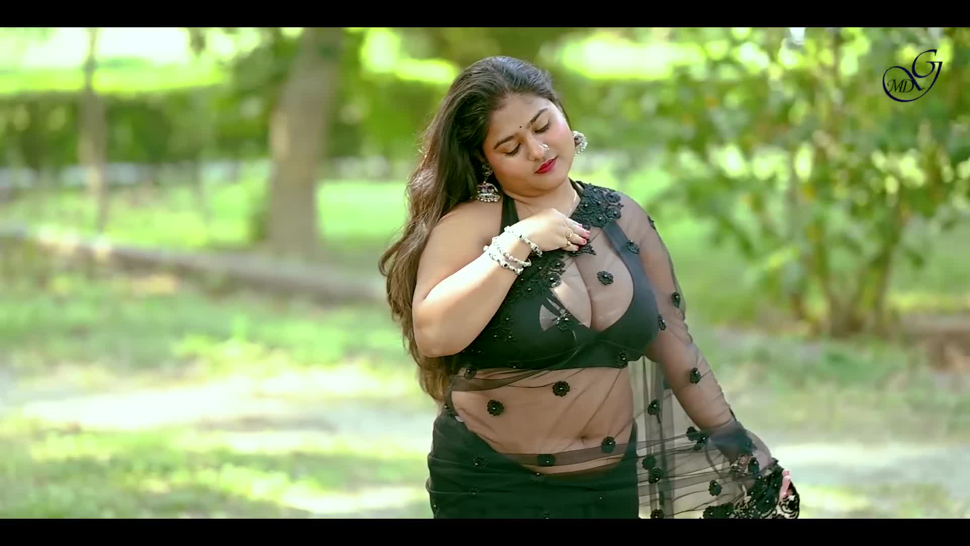 ⁣MEGHA IN TRANSPARENT BLACK SAREE PAIRED WITH A DEEP CUT SLEEVELESS BLOUSE VIDEO