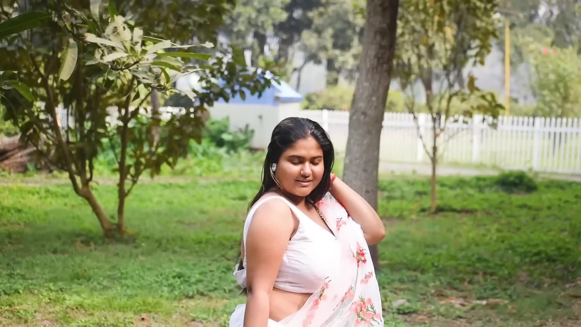 MEGHA DAS GHOSH SAREE VIDEO   MEGHA IN WHITE SAREE    OUTDOOR SAREE VIDEO   MEGHA DAS GHOSH