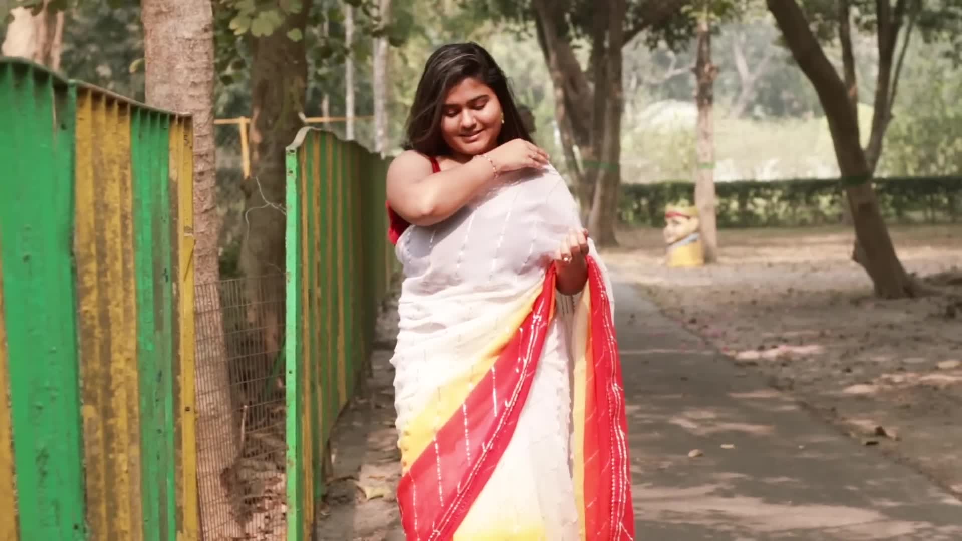 MEGHA DAS GHOSH SAREE VIDEO   MEGHA IN WHITE RED SAREE   NATURAL LOOK  IN  SAREE VIDEO