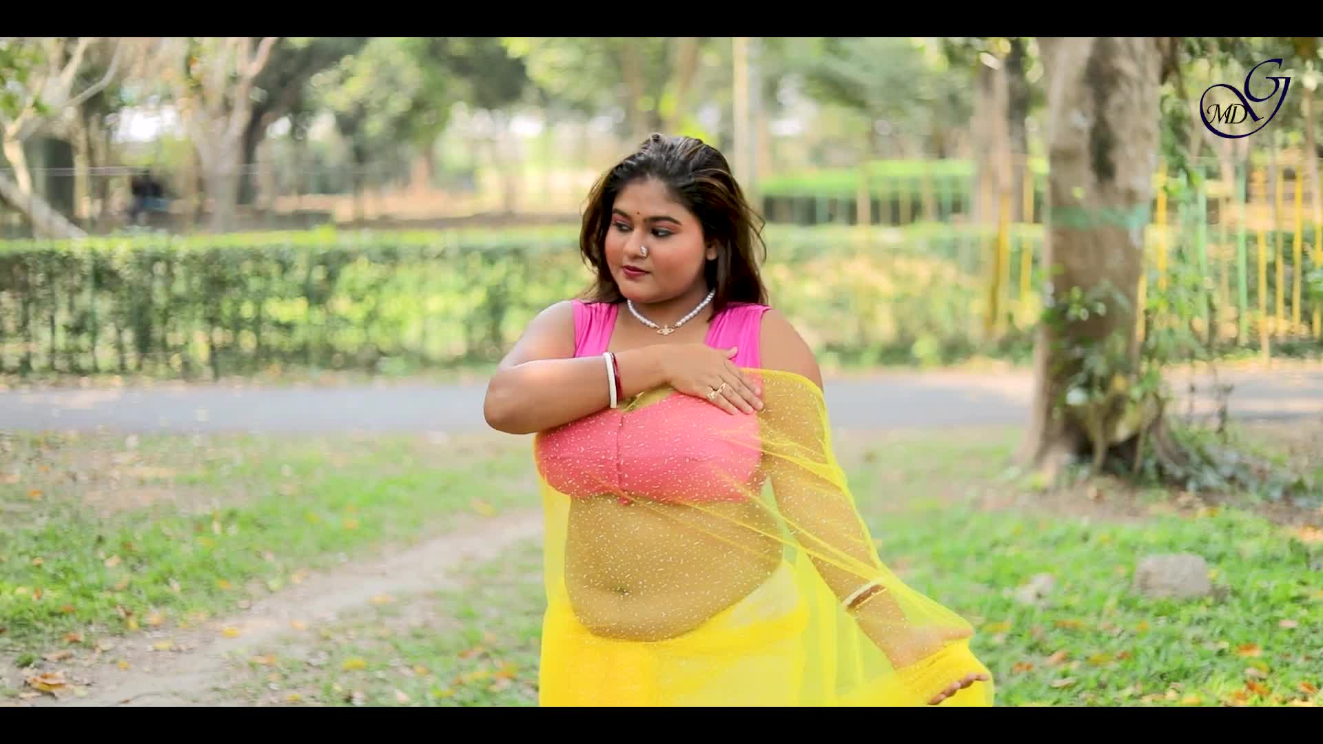 ⁣MEGHA DAS GHOSH IN YELLOW TRANSPARENT SAREE WITH PINK BLOUSE VIDEO    BONG FASHION VLOG   2024