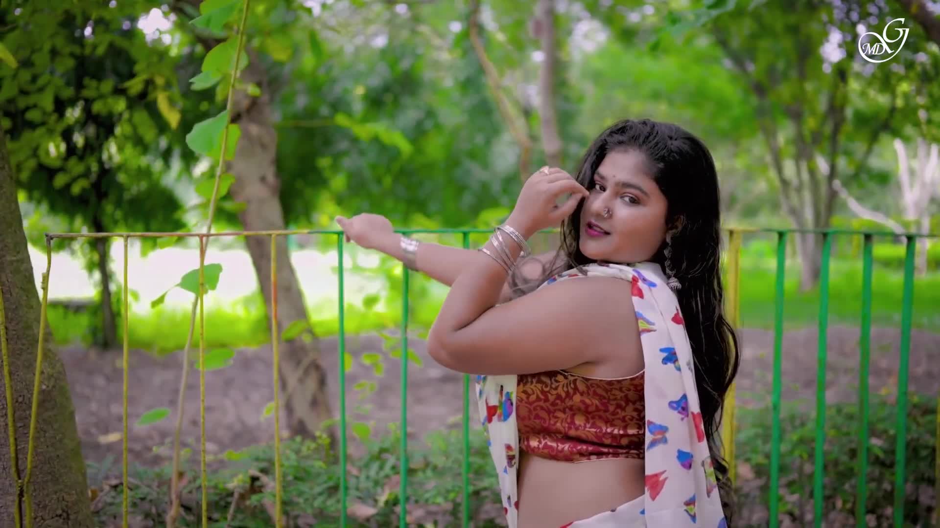 ⁣MEGHA DAS GHOSH IN WHITE CHIFFON PRINTED SAREE WITH A SLEEVELESS BLOUSE VIDEO   DESI SAREE FASHION