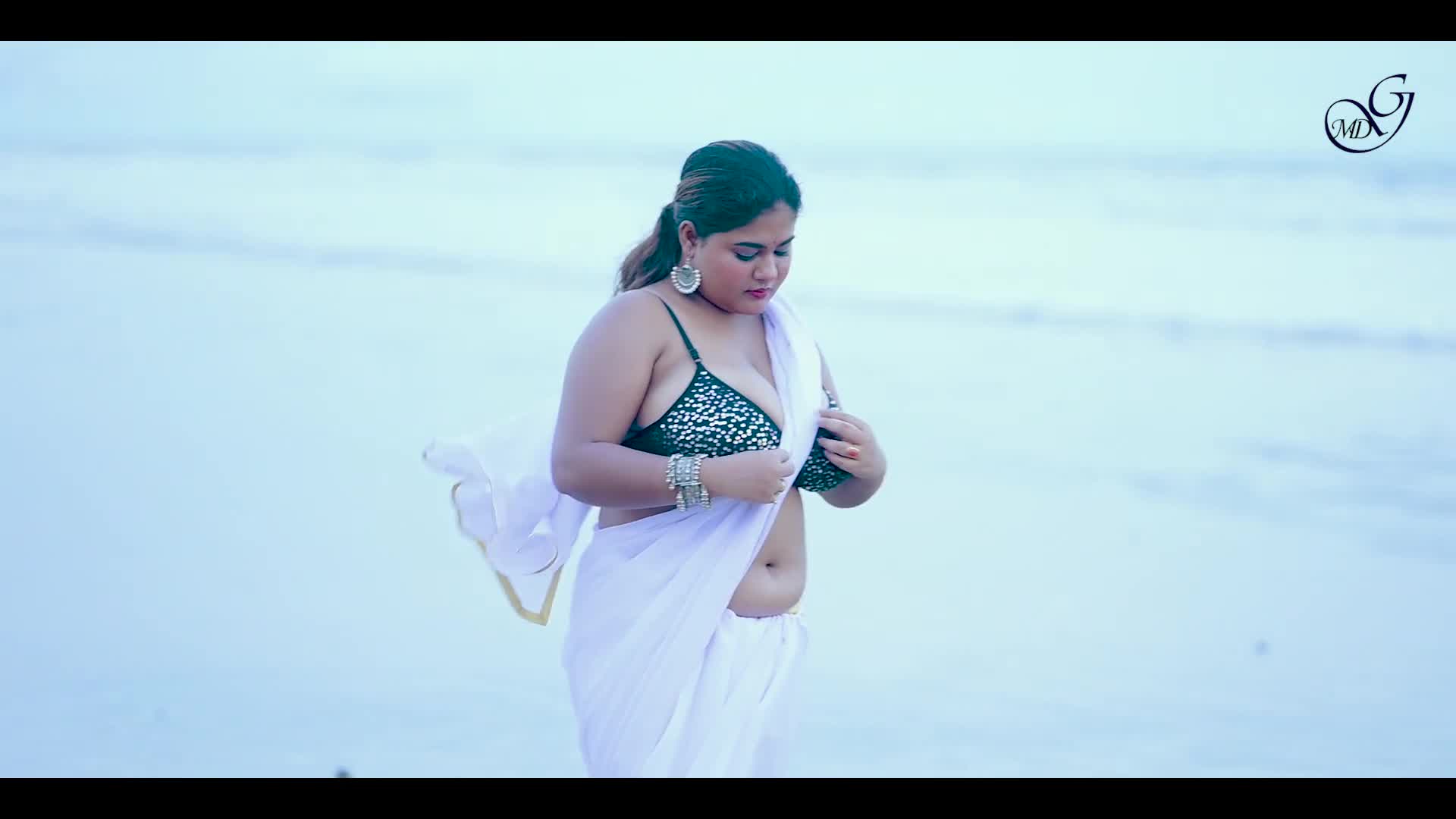 ⁣MEGHA DAS GHOSH IN THE BEACH   WHITE SAREE WITH BLACK BRA VIDEO   2024