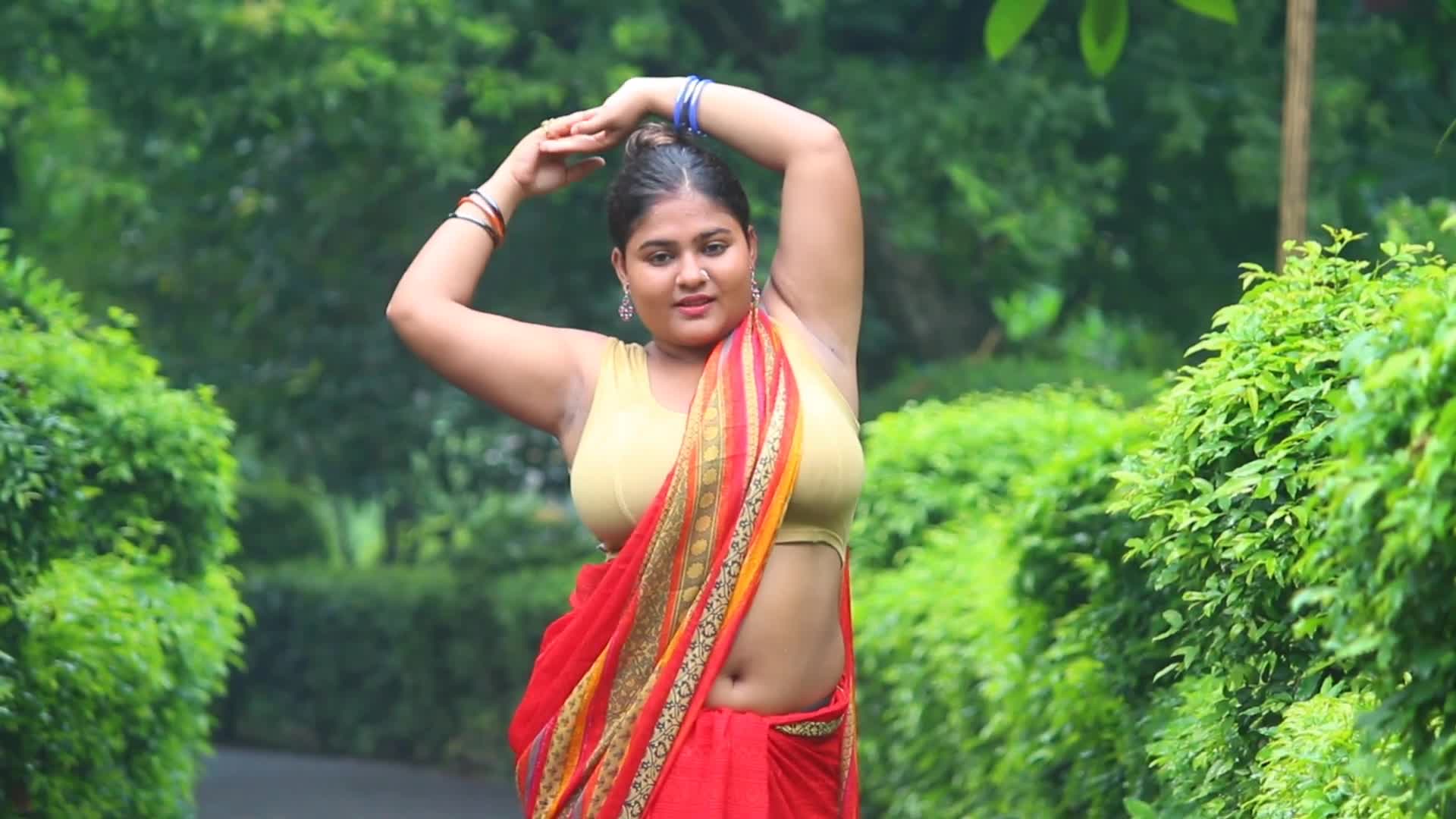 ⁣MEGHA DAS GHOSH IN SLEEVELESS BLOUSE AND ATTRACTIVE RED SAREE VIDEO   DESI BOLD SAREE FASHION