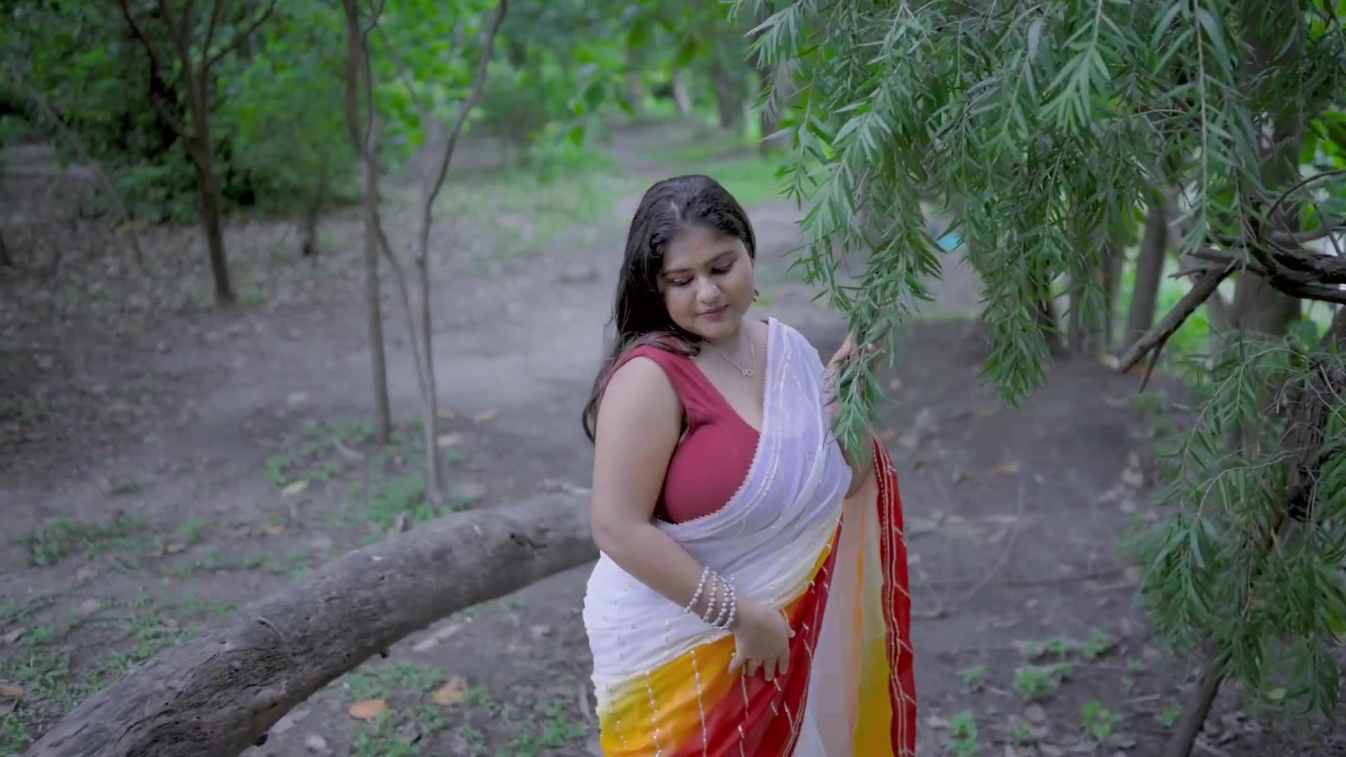 ⁣MEGHA DAS GHOSH IN LEHERIA CHIFFON SAREE AND SLEEVELESS BLOUSE VIDEO   OUTDOOR SAREE VIDEO