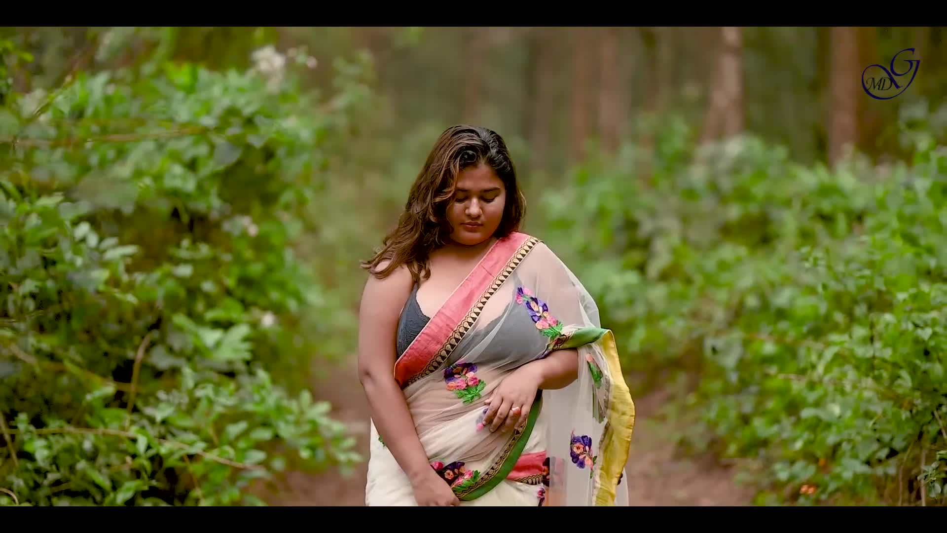 MEGHA DAS GHOSH IN JUNGLE WEARING SAREE   BOLD BONG IN A FOREST   SAREE FASHION VLOG