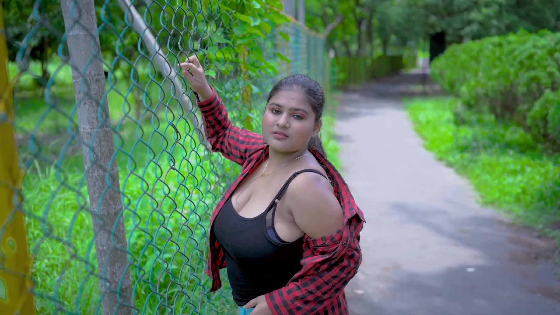 ⁣MEGHA DAS GHOSH IN HOT JEANS AND CROP TOP   OUTDOOR FASHION VIDEO IN WESTERN DRESS