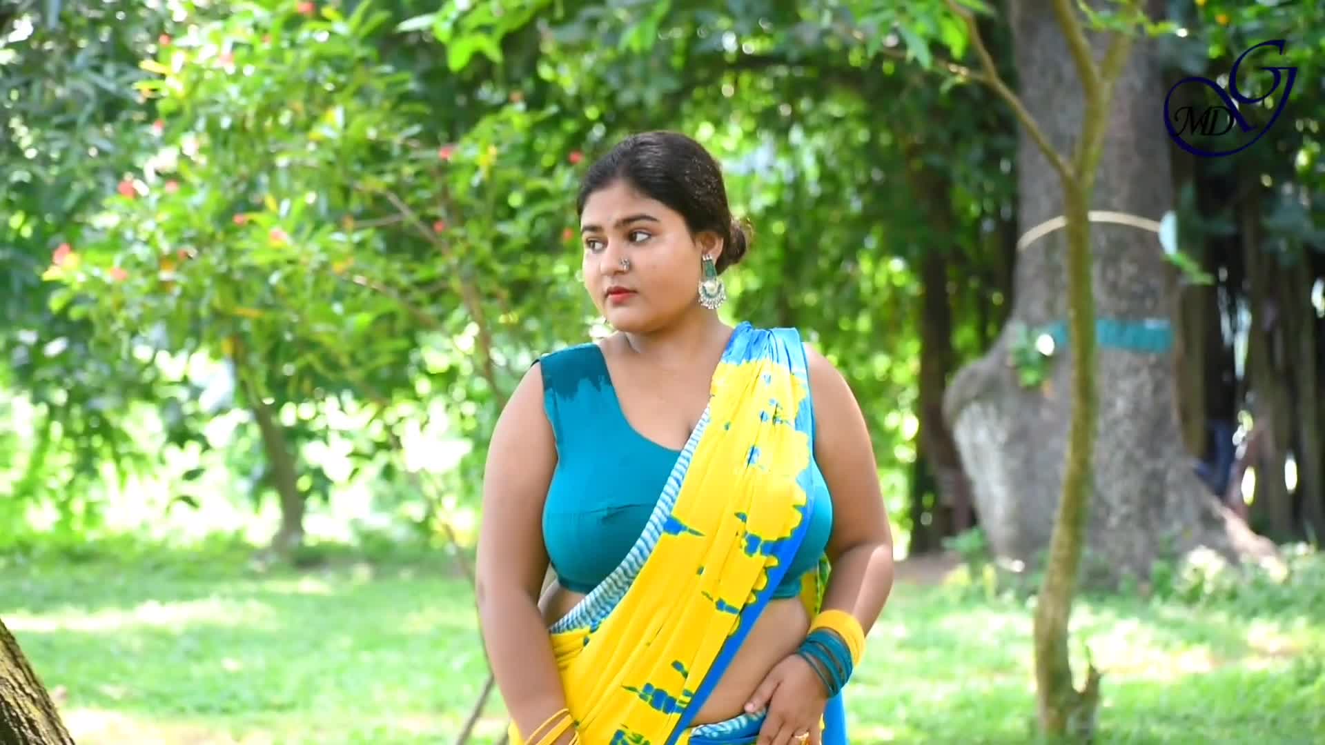 ⁣MEGHA DAS GHOSH IN GREEN SLEEVELESS WITH A LOVELY YELLOW SAREE VIDEO   BONG DESI SAREE FASHION