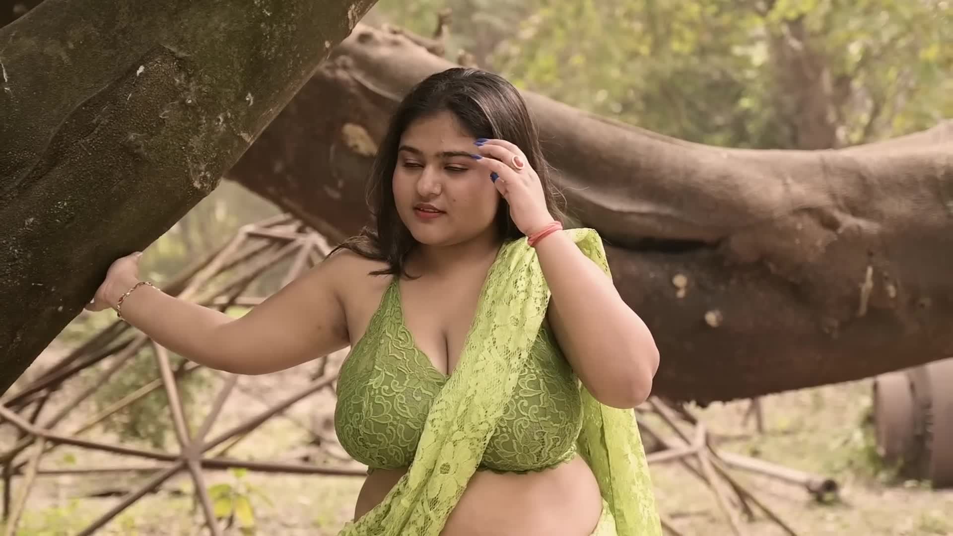 MEGHA DAS GHOSH IN GREEN SAREE   BONG SAREE VIDEO   MEGHA OUTDOOR SAREE VIDEO