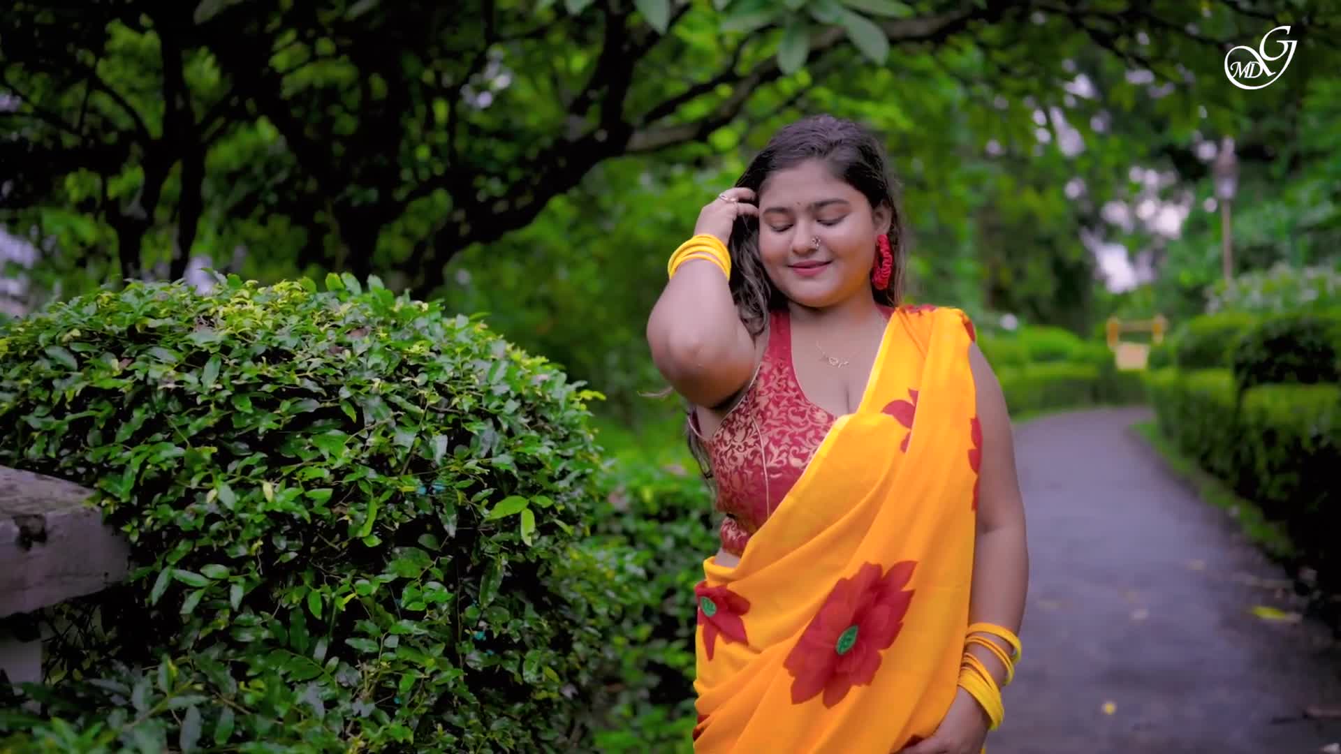 MEGHA DAS GHOSH IN FLORAL PRINT SAREE   DESI FASHION OUTDOOR VIDEO SHOOT