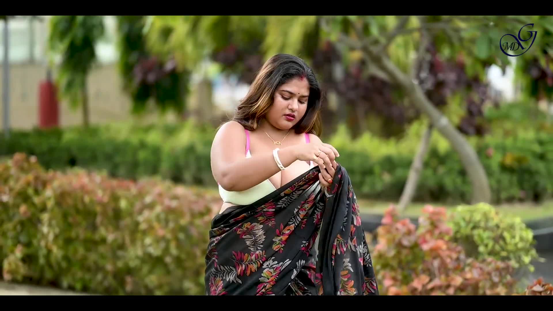 ⁣MEGHA DAS GHOSH IN BLACK SAREE WITH BRA VIDEO   BONG OUTDOOR VLOG   2024