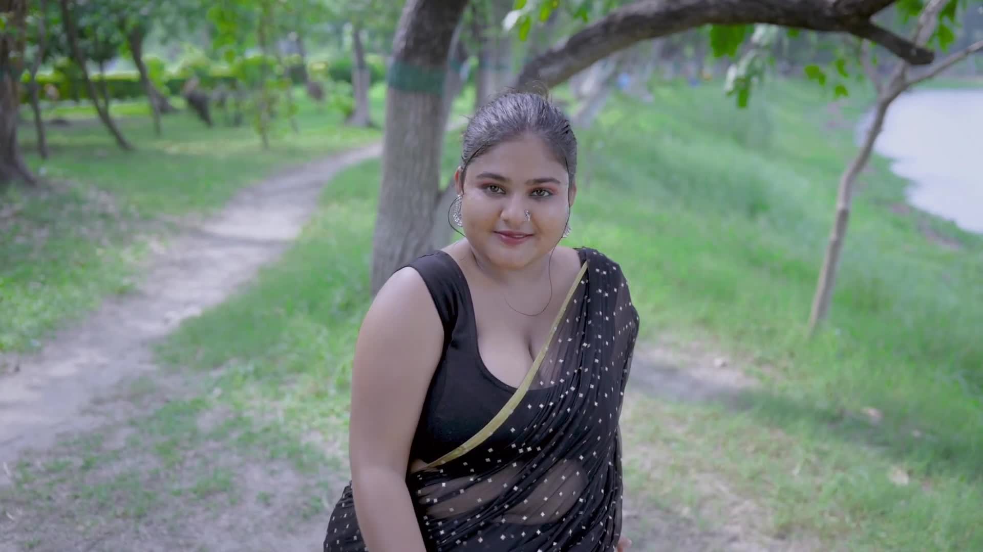 ⁣MEGHA DAS GHOSH IN BLACK CHIFFON SAREE VIDEO   OUTDOOR SAREE FAASHION VIDEO SHOOT