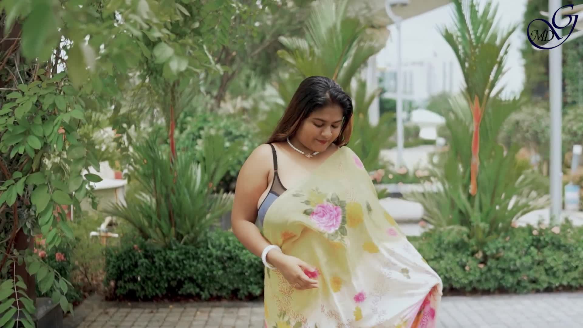 ⁣MEGHA DAS GHOSH IN A URBAN PARK   SAREE FASHION VLOG   2024