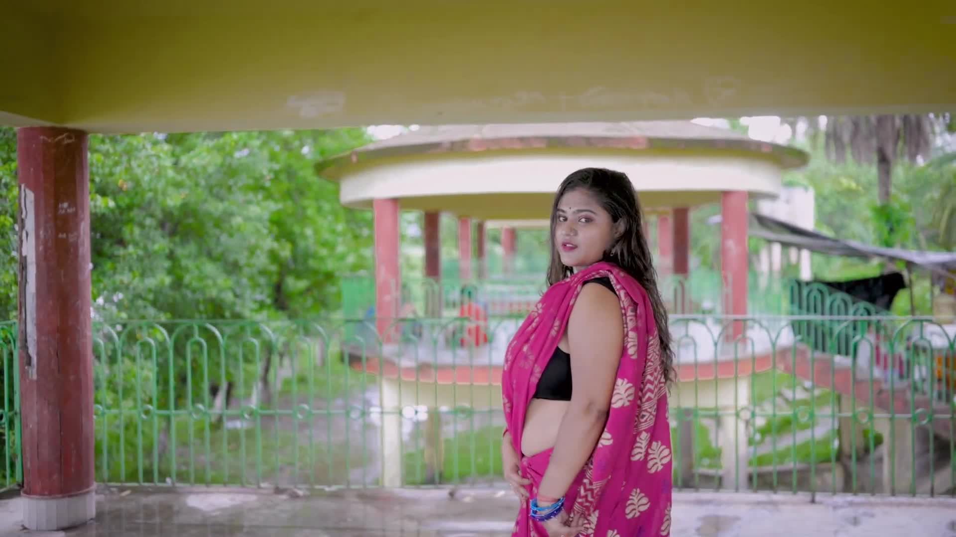 ⁣MEGHA DAS GHOSH IN A COTTON SAREE AND SLEEVELESS BLOUSE VIDEO   OUTDOOR SAREE FASHION SHOOT